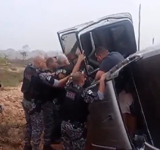 Vídeo: policiais militares salvam vítimas de capotamento na BR-319