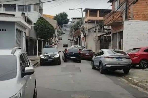 Homem entra em festa sem ser convidado, é expulso e volta para matar um dos convidados