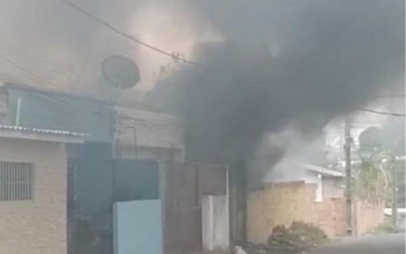 VÍDEO: Após demora de bombeiros, moradores apagam fogo em terreno no Parque São Pedro