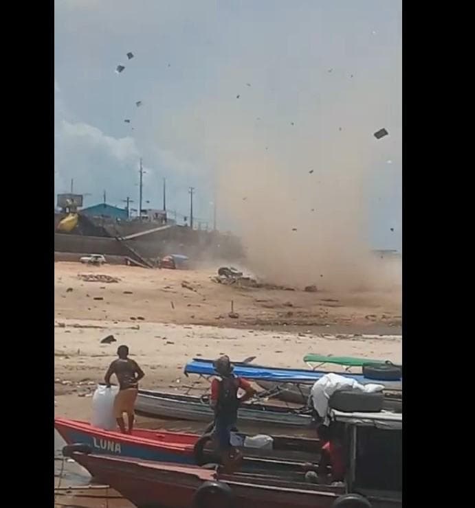 VÍDEO: Forte ventania assusta populares na Manaus Moderna