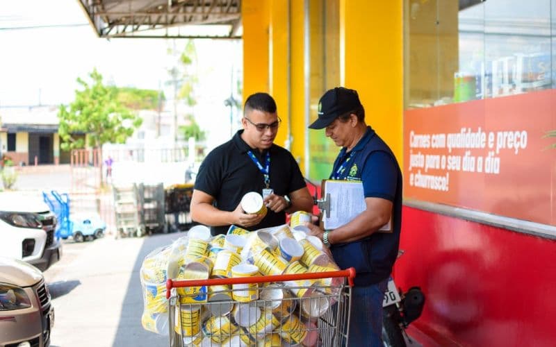 Procon-AM apreende 452 latas de leite em pó adulteradas em supermercado de Manaus