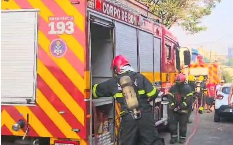 Famílias tem casas destruídas durante incêndio em vila no Petrópolis