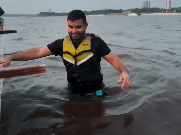 Impacto da estiagem: vídeo mostra grupo de canoístas em pé no fundo do Rio Negro