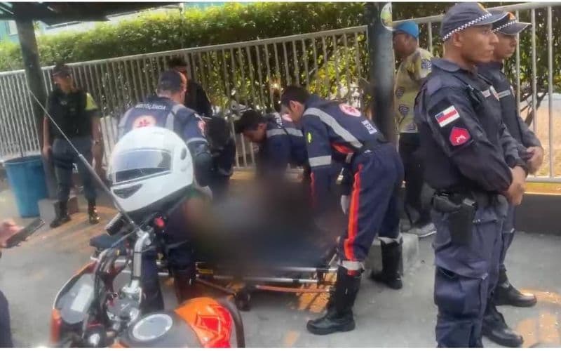 VÍDEO: Veja momento em que baleados em parada de ônibus são socorridos no Parque Dez