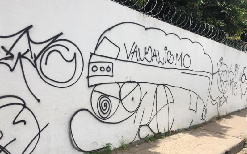 Justiça condena homem a pagar três salários mínimos por pichar muro de escola no Grande Vitória