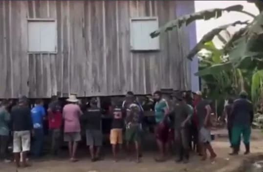 VÍDEO: moradores retiram casas nas costas para fugir de desmoronamento em Iranduba