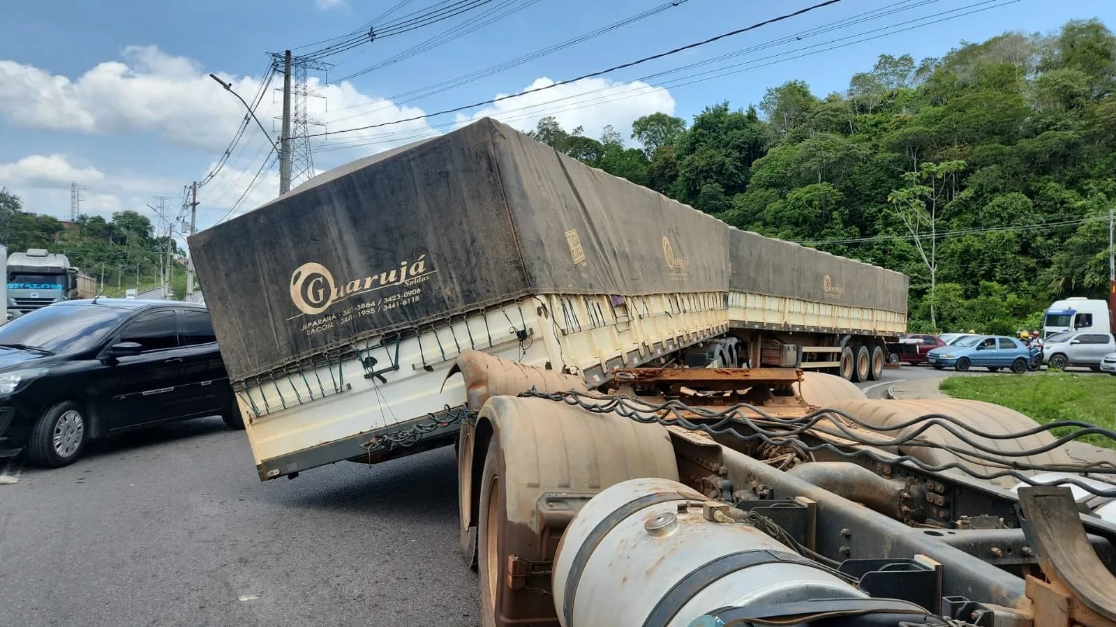 VÍDEO: Cavalo mecânico se desprende de carreta e cai na Avenida das Flores