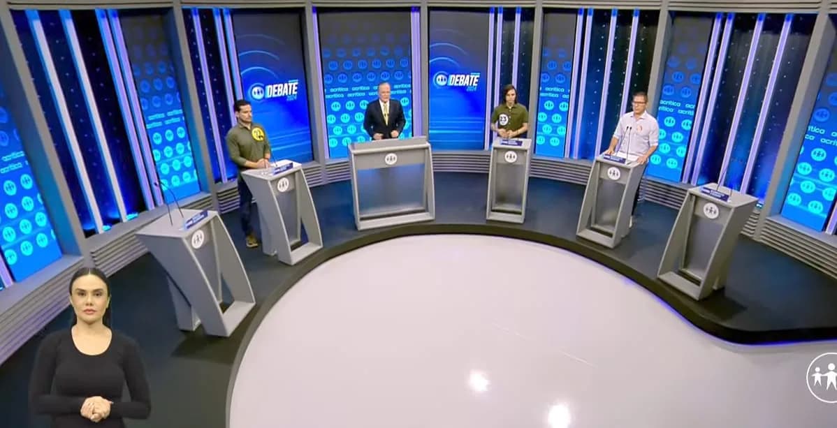 Em debate na TV A Crítica, Amom, Alberto Neto e Marcelo se revezam nas críticas aos faltosos David Almeida e Roberto Cidade