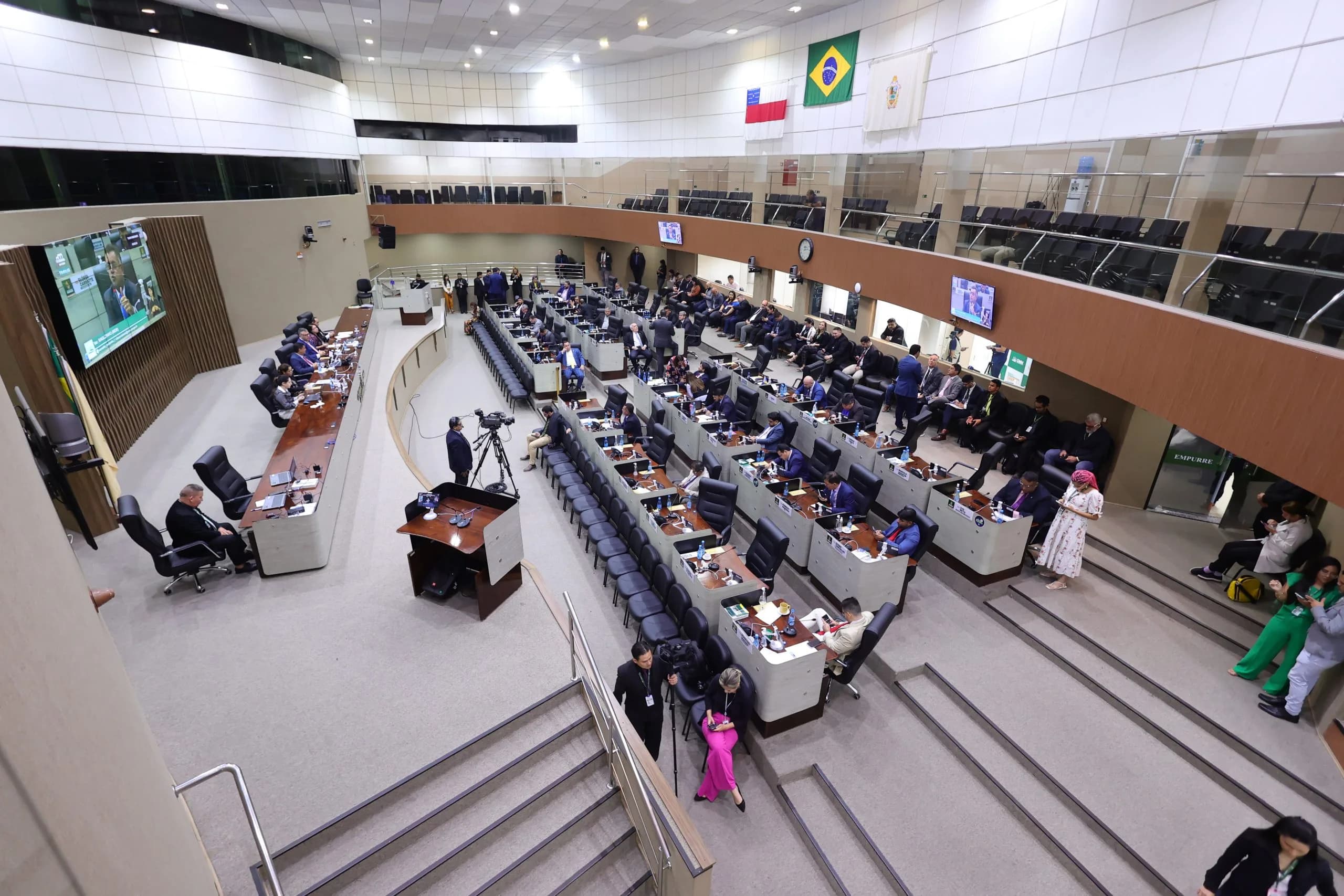 CCJ da CMM dá parecer favorável a aumento salarial para prefeito e vereadores de Manaus