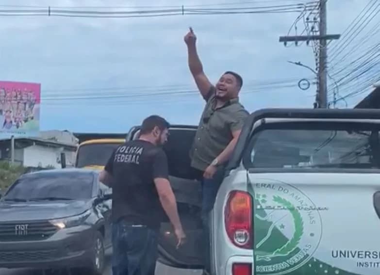 VIDEOS: Candidato à prefeitura de Coari é preso pela Policia Federal após jogar dinheiro em praça pública