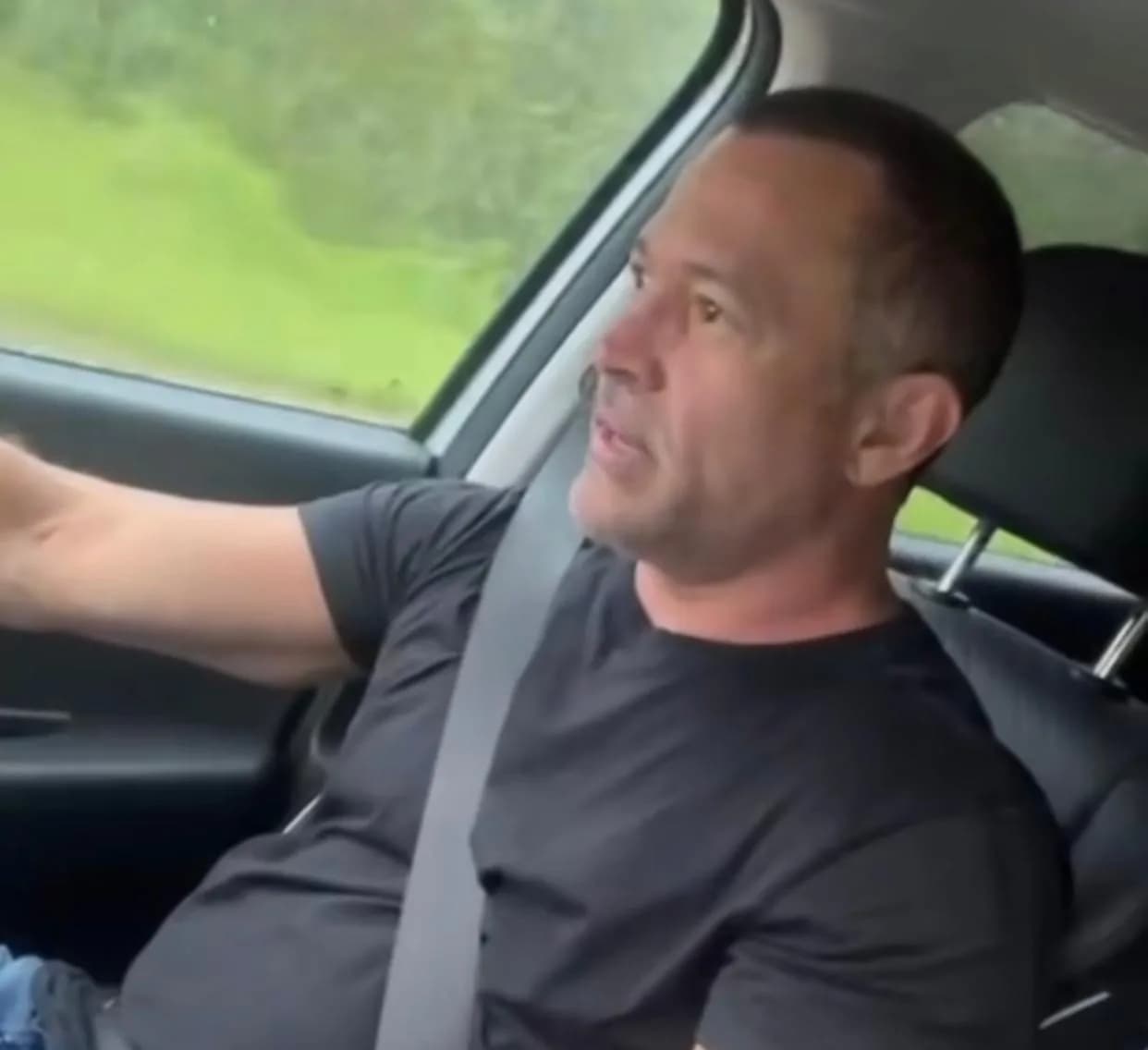 Malvino Salvador deixa Orlando e foge para Miami com a família em meio à ameaça de furacão Milton