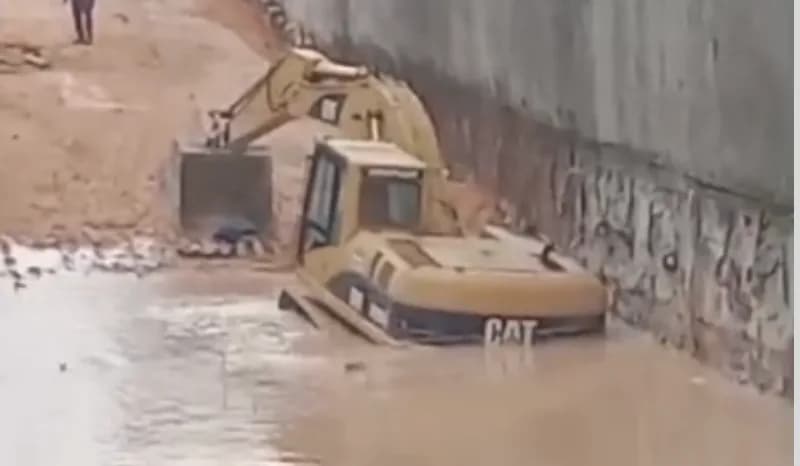 VÍDEO: Retroescavadeira fica submersa em vala durante obras no viaduto Rei Pelé