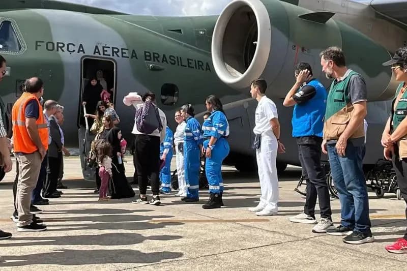 Sétimo voo da FAB com 82 brasileiros repatriados do Líbano chega a São Paulo