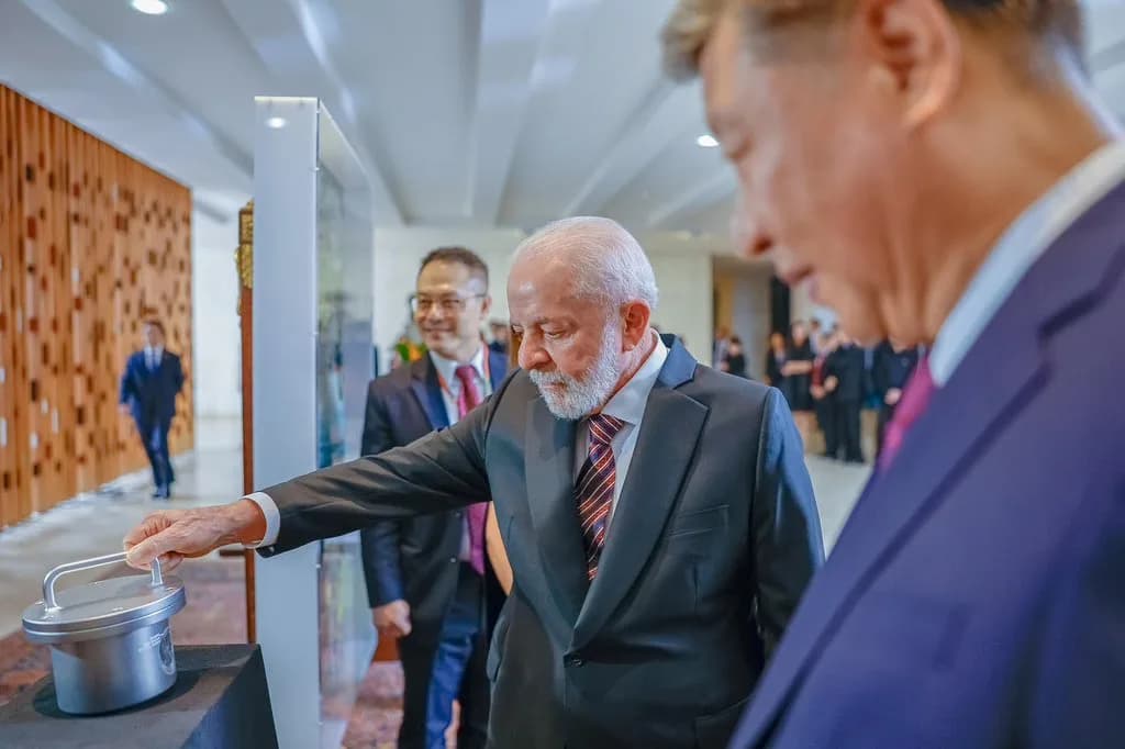 Xi Jinping presenteia Lula com pedaço da Lua em jantar no Itamaraty