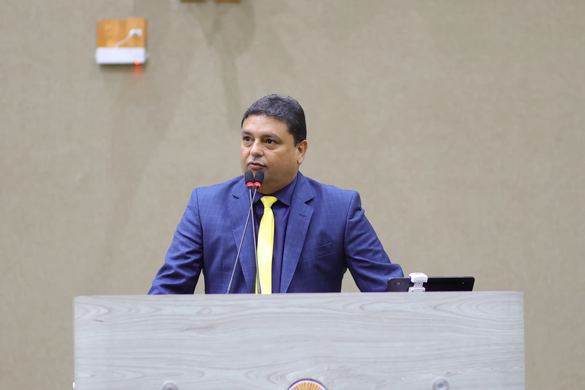 Câmara de Manaus oficializa posse de Caio André em publicação no Diário Oficial