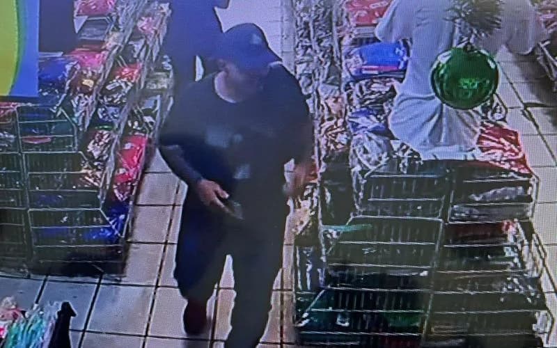 VÍDEO: Homem leva R$20 mil de loja e atira contra vendedora e comerciante no Centro