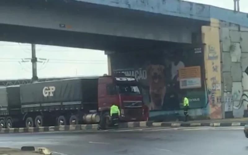 Carreta fica presa em alça de viaduto ao tentar fazer manobra proibida no Coroado