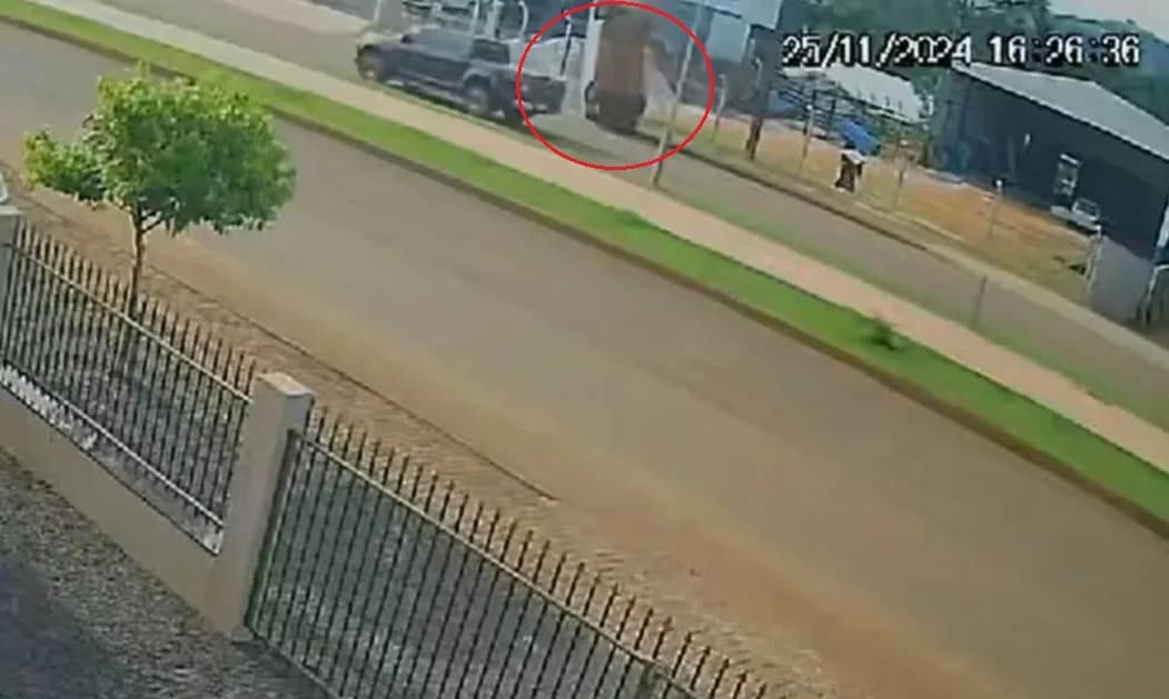 VÍDEO: Veja carro estacionado capotando “sozinho”, no Paraná