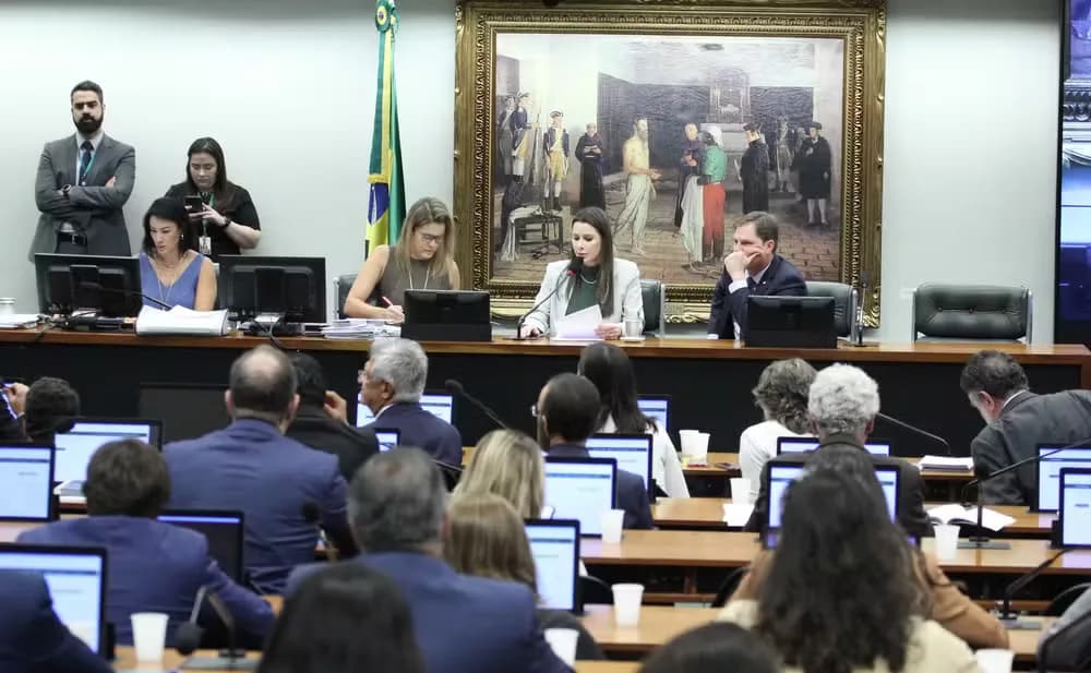 Comissão da Câmara aprova PEC que pode acabar com aborto legal no Brasil