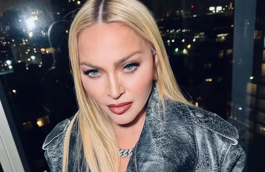 Madonna exibe bolo com recado direto e malcriado para Donald Trump