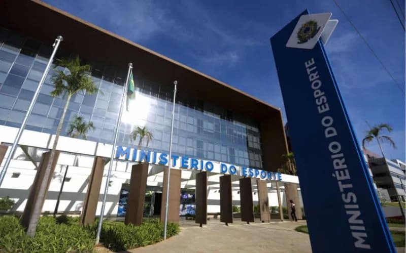 Ministério do Esporte denuncia canais online por incentivo a apostas enganosas