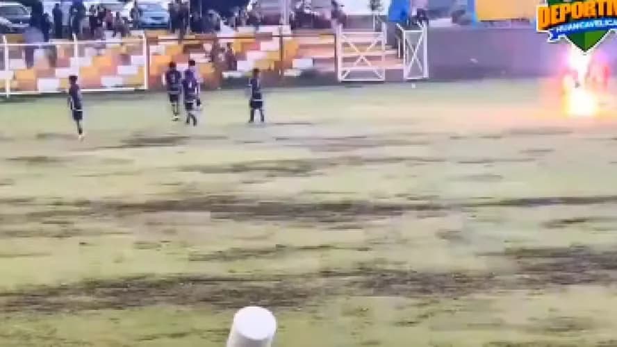 VÍDEO: Jogador de futebol morre ao ser atingido por raio durante partida, no Peru