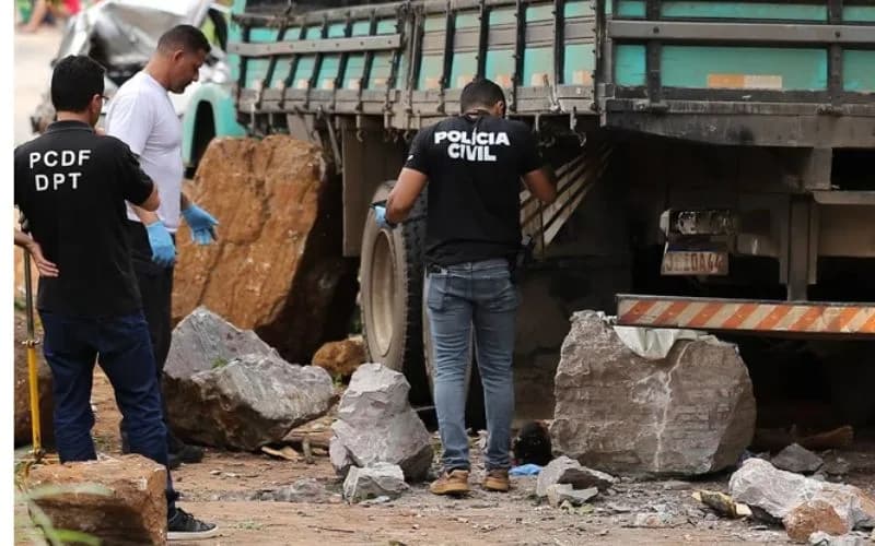 Menino de 9 anos morre ao ser atingido por pedra que se desprendeu de caminhão