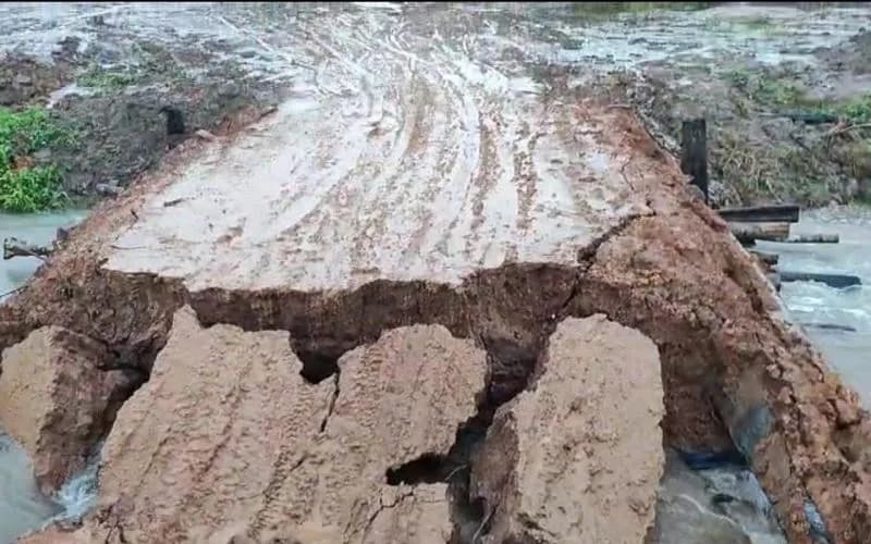 VÍDEO: Ponte que dá acesso a Anori desaba durante forte chuva