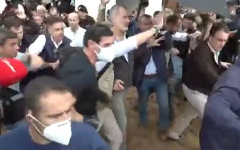 Sob gritos de &#8216;assassino&#8217;, Rei da Espanha é atacado em visita a área de enchentes