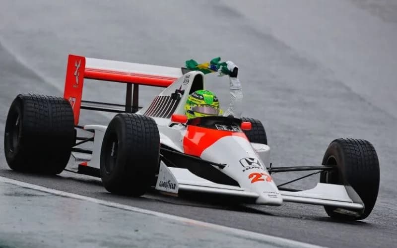 VÍDEO: Com bandeira do Brasil, Hamilton pilota McLaren de Ayrton Senna em Interlagos