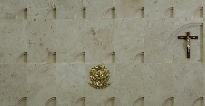 Maioria do STF decide por manter símbolos religiosos em órgãos públicos