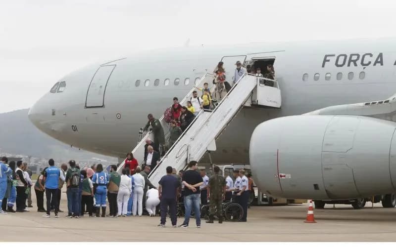 Décimo voo da FAB com 213 repatriados do Líbano chega a São Paulo