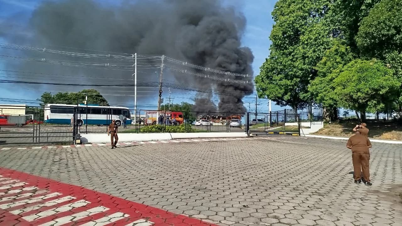 VÍDEOS: Ônibus fica em chamas na véspera de Ano Novo em Manaus