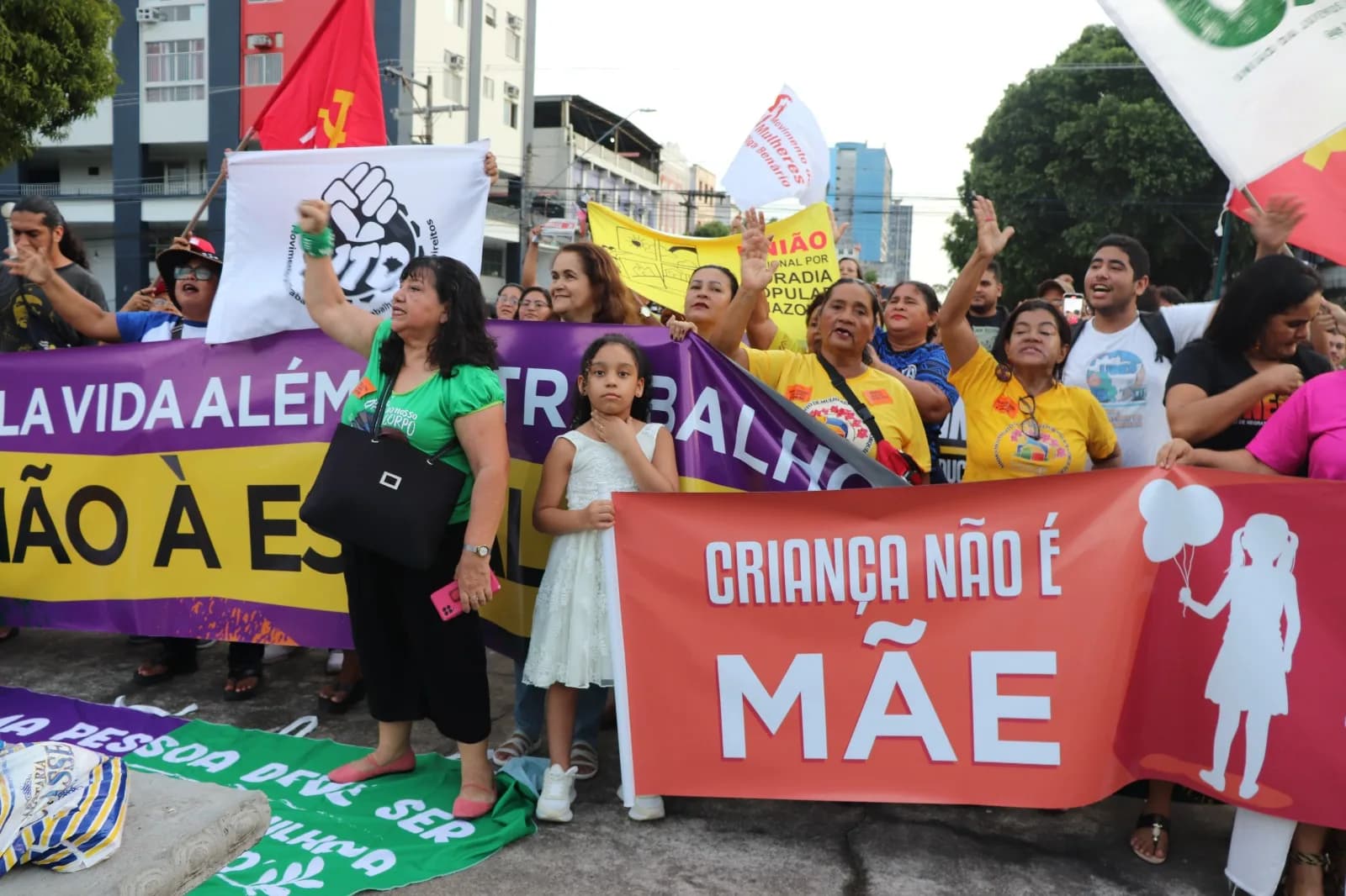 Manifestantes protestam contra anistia, ‘PEC do Estupro’ e escala 6X1 em Manaus