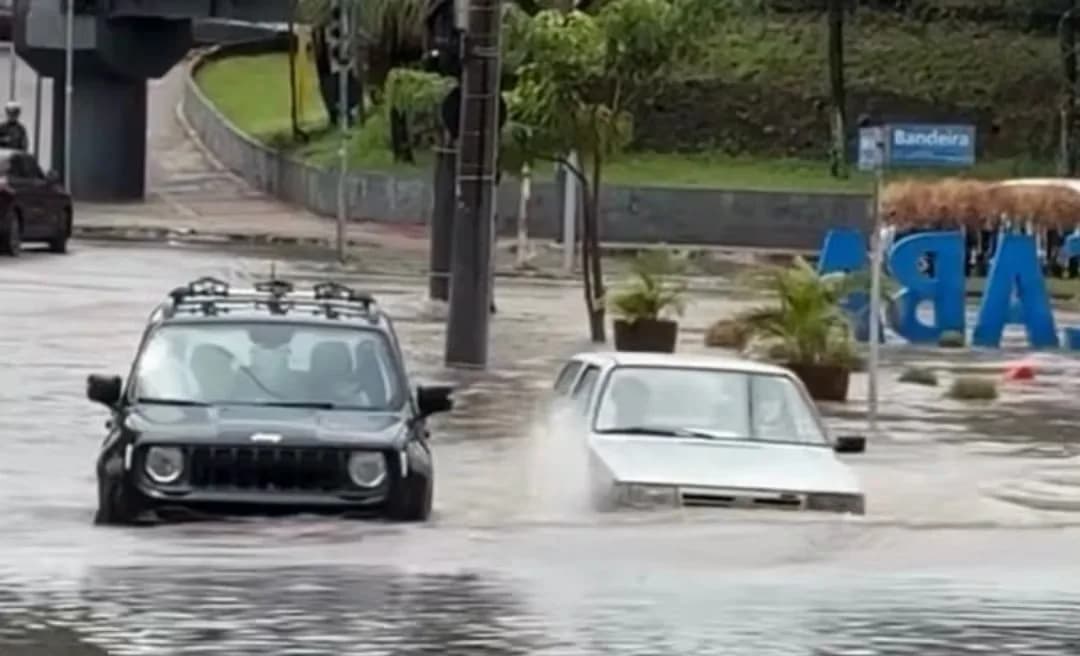 VÍDEO: Fiat Uno enfrenta enchente enquanto Jeep Renegade fica preso e imagem viraliza nas redes
