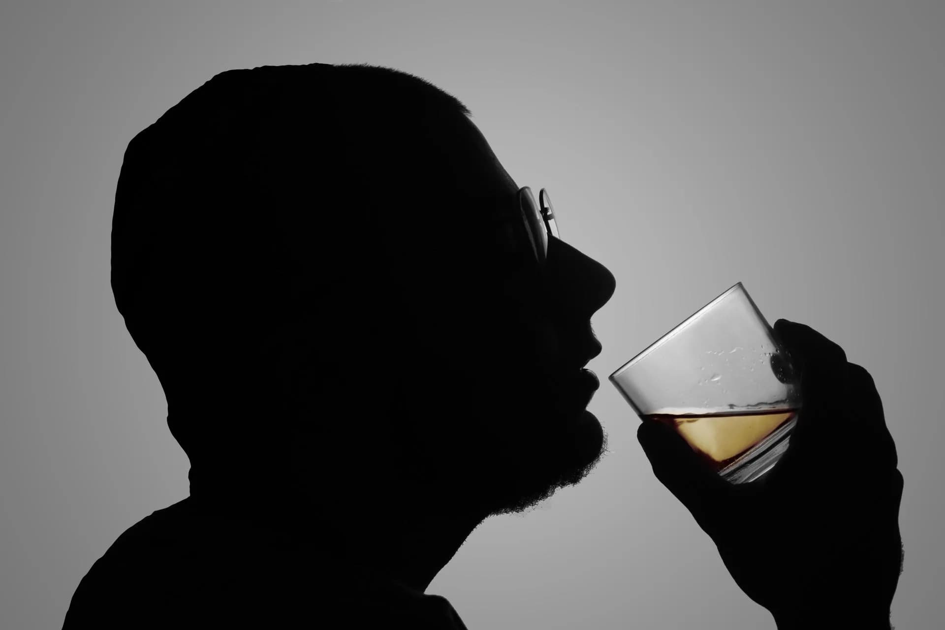 No Brasil, um idoso morre a cada 4 horas por consumo de álcool, diz pesquisa