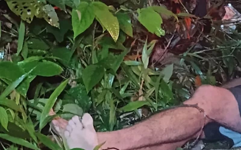 IMAGENS FORTES: Corpo é encontrado amarrado no ramal da Praia Dourada em Manaus