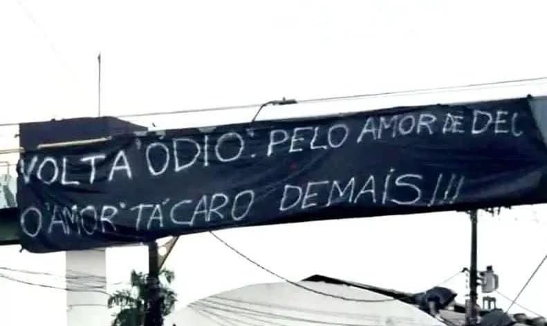 “Volta ódio, o amor tá caro demais”, faixa com teor político chama atenção em avenida de Manaus