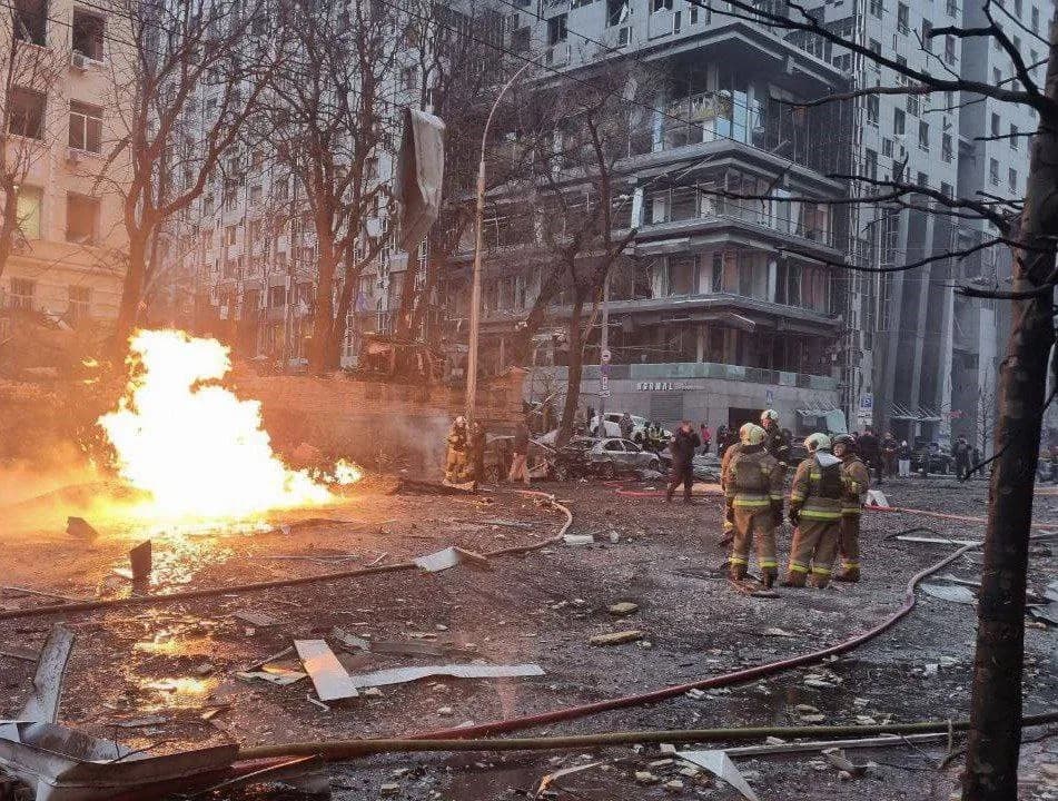 VÍDEO: Ataque de míssil russo deixa um morto e danifica prédios em Kiev