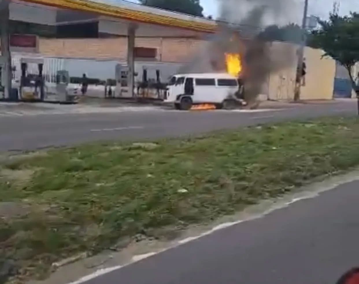 VÍDEO: Kombi fica em chamas em posto de combustíveis em Manaus