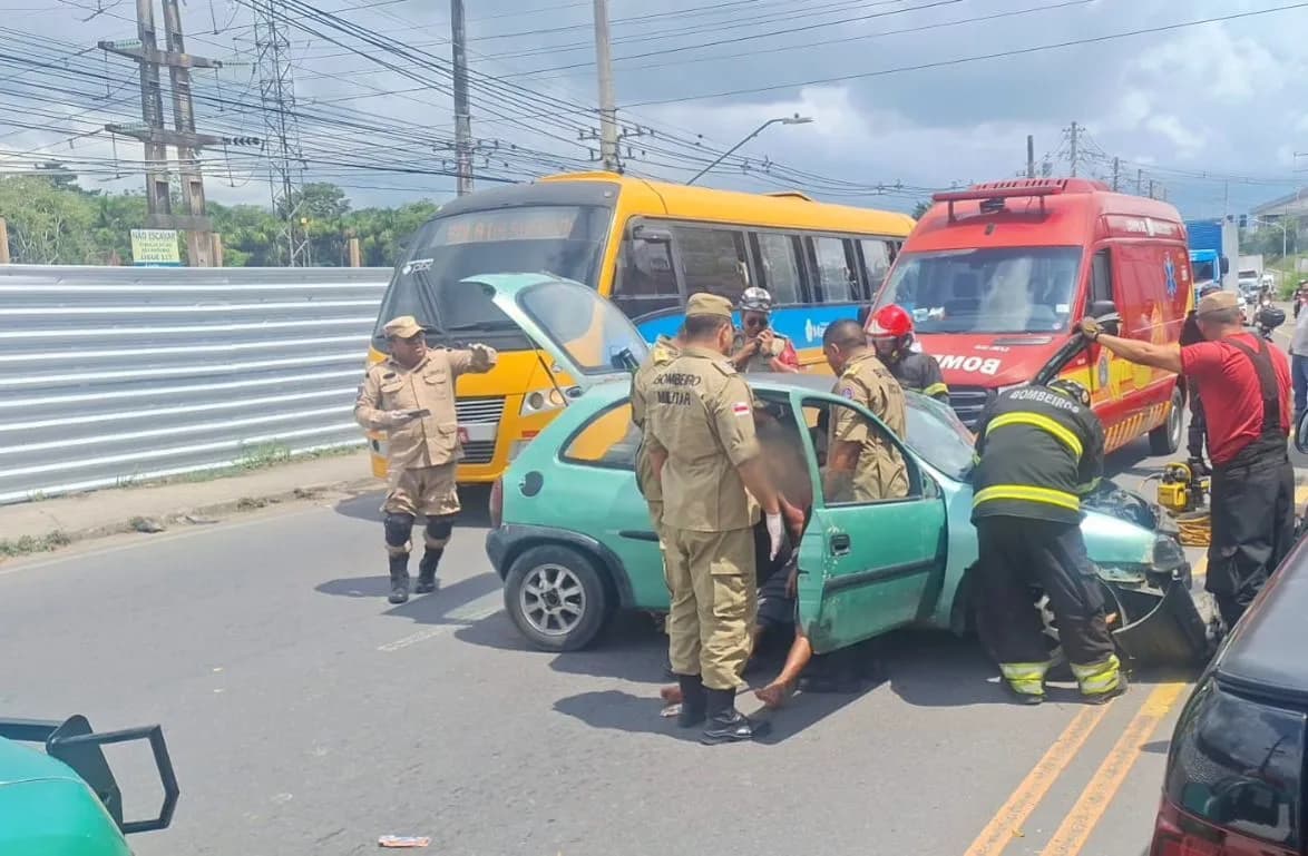 Duas pessoas ficam presas às ferragens em acidente entre dois carros em Manaus