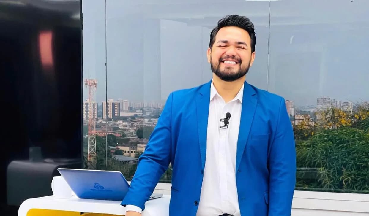 Vídeo: Emocionado, apresentador abandona jornal ao vivo para acompanhar nascimento da filha em Manaus