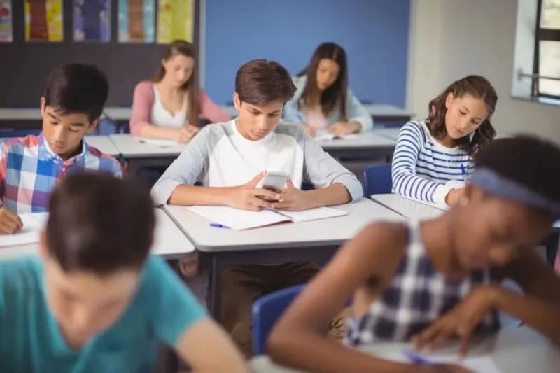 Projeto que proíbe uso de celular nas escolas deve ser votado apenas em 2025 no Senado