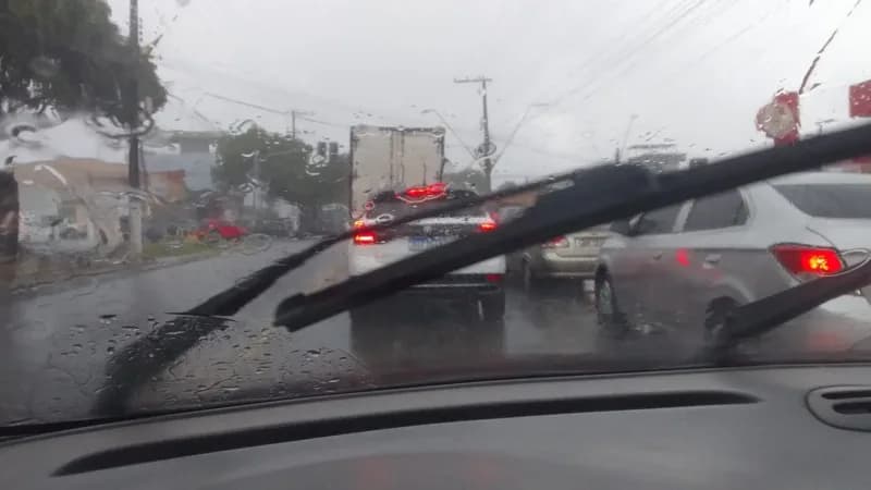 VÍDEOS: Forte chuva deixa avenida alagada em Manaus