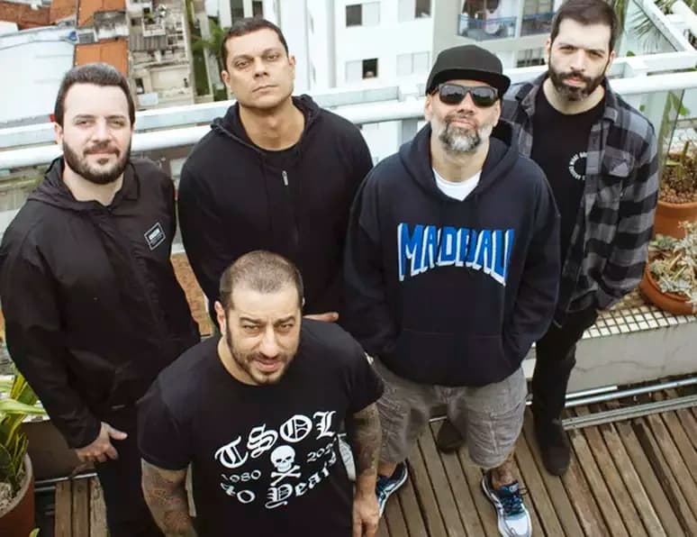 Van da banda CPM 22 é roubada no RJ e show é cancelado