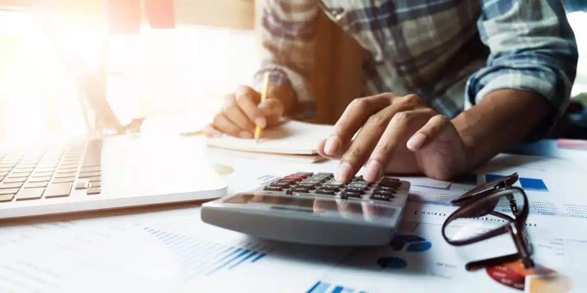 Famílias brasileiras reduzem endividamento em outubro