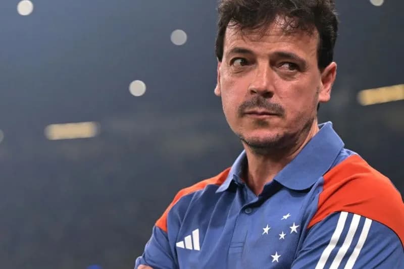 Com baixo rendimento, técnico Fernando Diniz permanece no Cruzeiro para 2025
