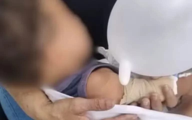 Mulher que segurava mamadeira com cachaça tenta vender o próprio filho