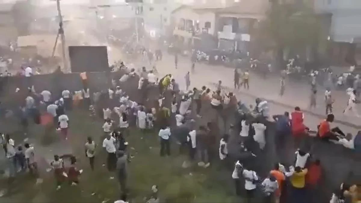 VÍDEOS: Tumulto em estádio de futebol na Guiné deixa 56 mortos, incluindo crianças