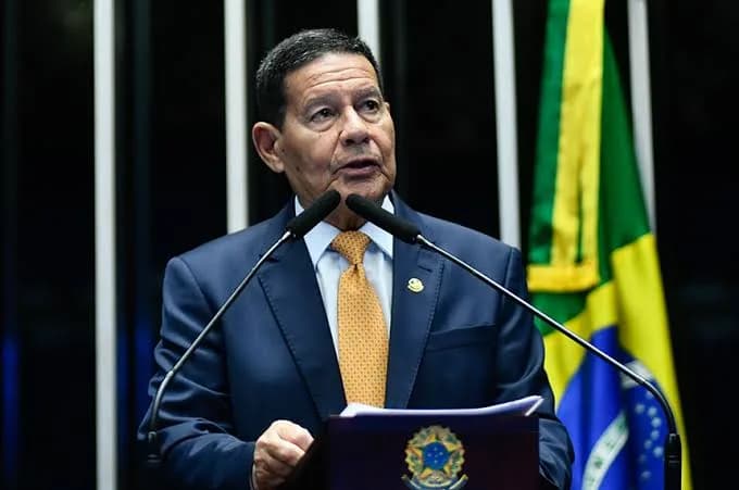 Mourão sai em defesa de Braga Netto: “Não representa risco a ordem pública”